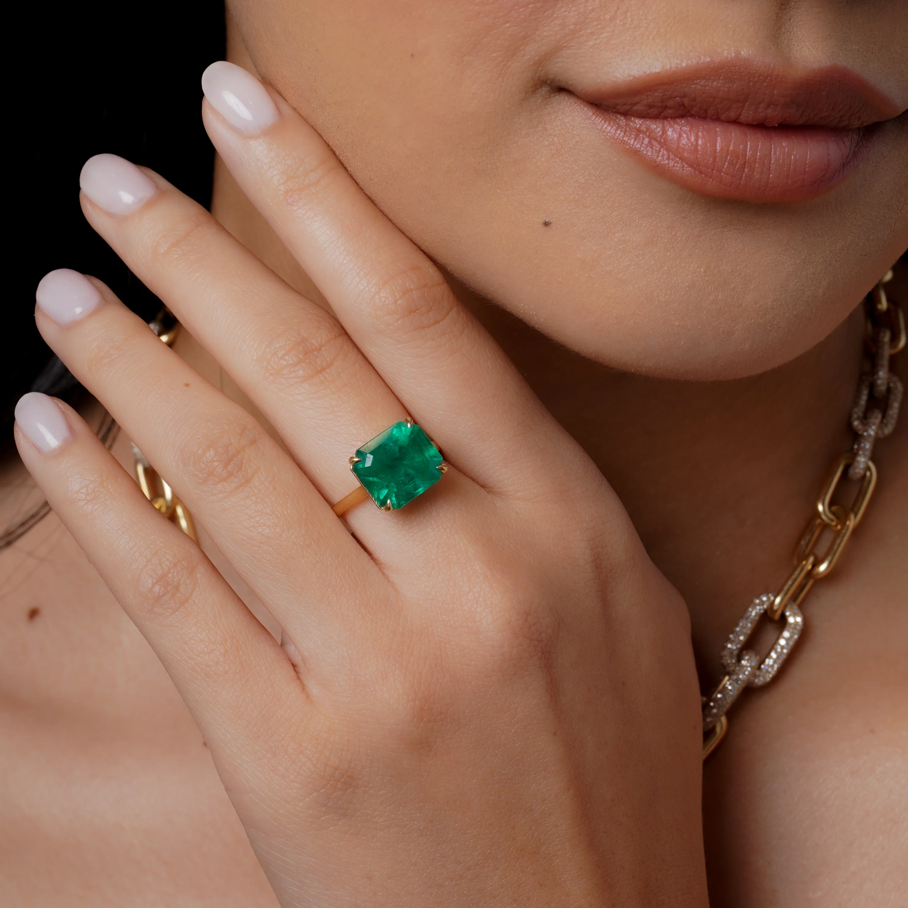COLOMBIAN EMERALD SOLITAIRE RING - Image 2